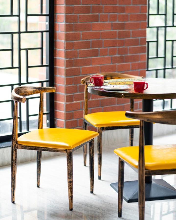 Couch & Cheese Homestel The Most Luxurious Hostel For Working Professionals & Students Pune Bagian luar foto